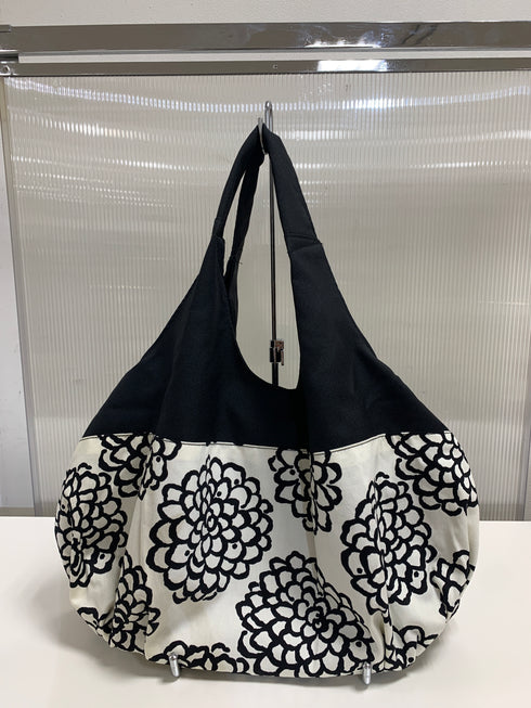 Ballontasche mit Dahlien-Print (schwarz x weiß)